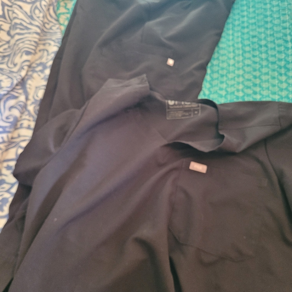 Figs Women's Black Scrub Set, Top Medium, Pants Large - Picture 4 of 6